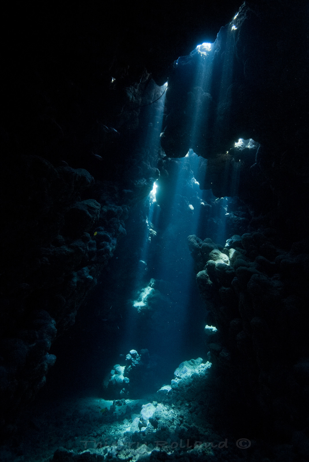 Rayon de lumière dans les grottes sous-marines de Shaab Claudia - Fury Shoals