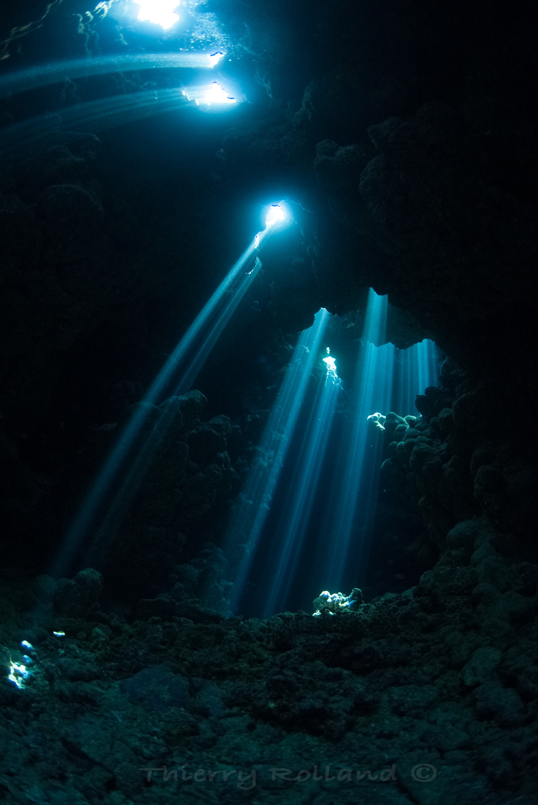 Rayon de lumière dans les grottes sous-marines de Shaab Claudia - Fury Shoals