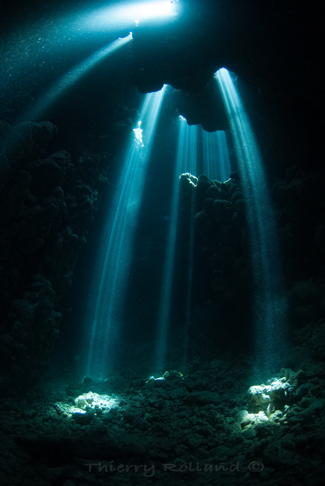 Rayon de lumière dans les grottes sous-marines de Shaab Claudia - Fury Shoals
